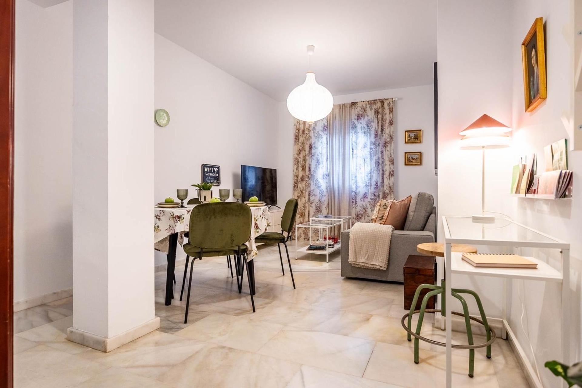 Piso Con Patio Privado Y Parking Nervion Sevilla