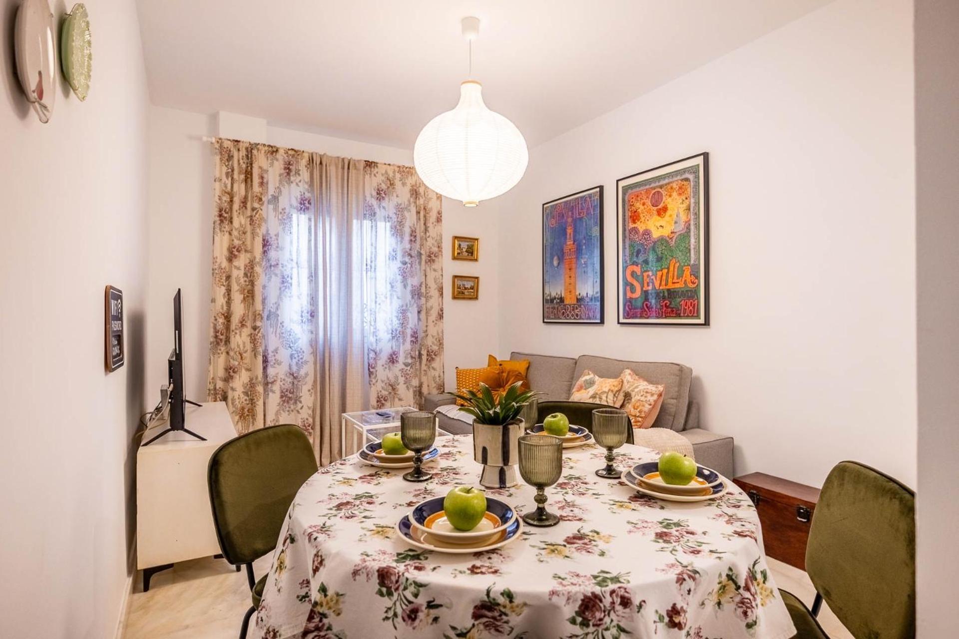 Piso Con Patio Privado Y Parking Nervion * Sevilla