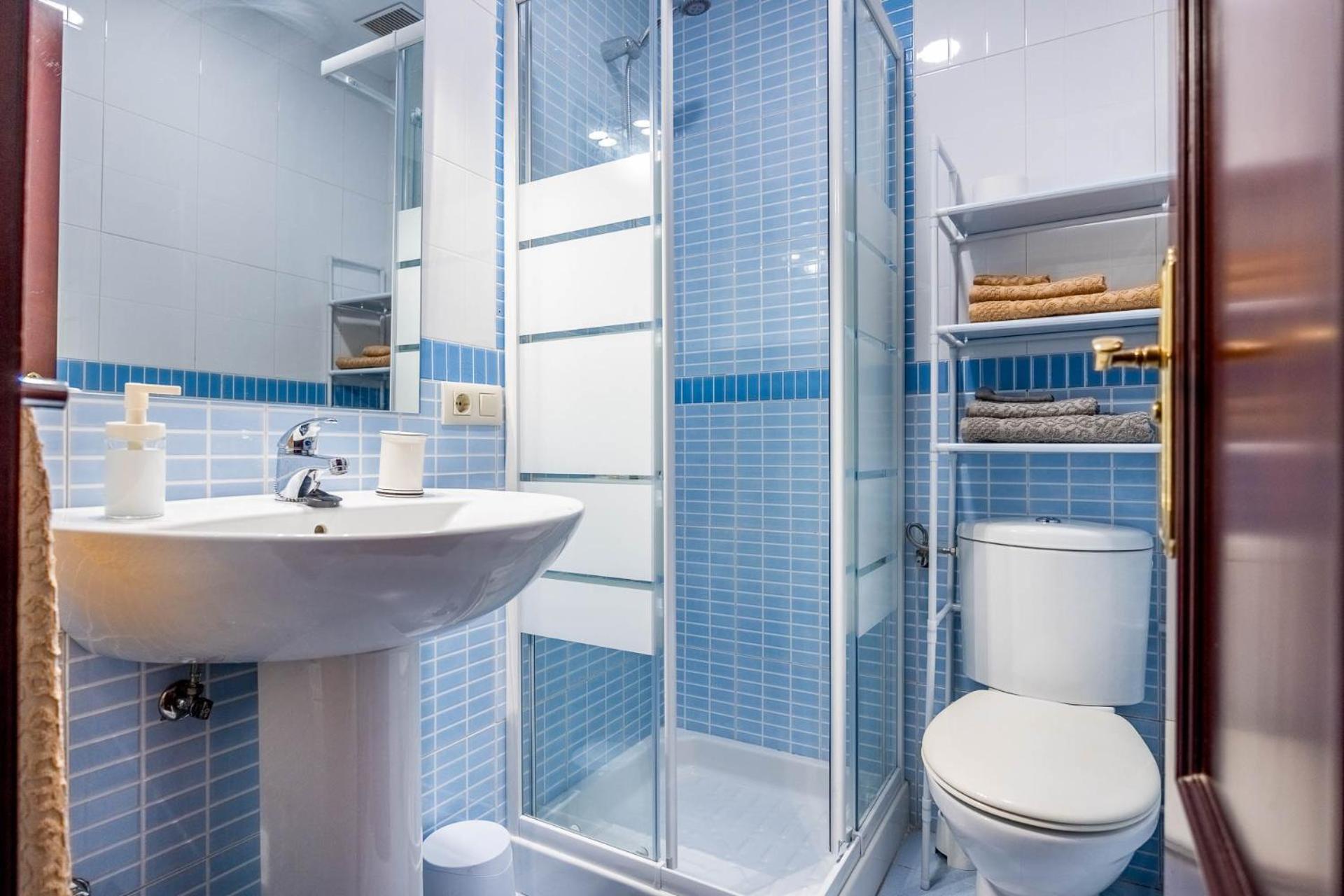 Piso Con Patio Privado Y Parking Nervion * Sevilla